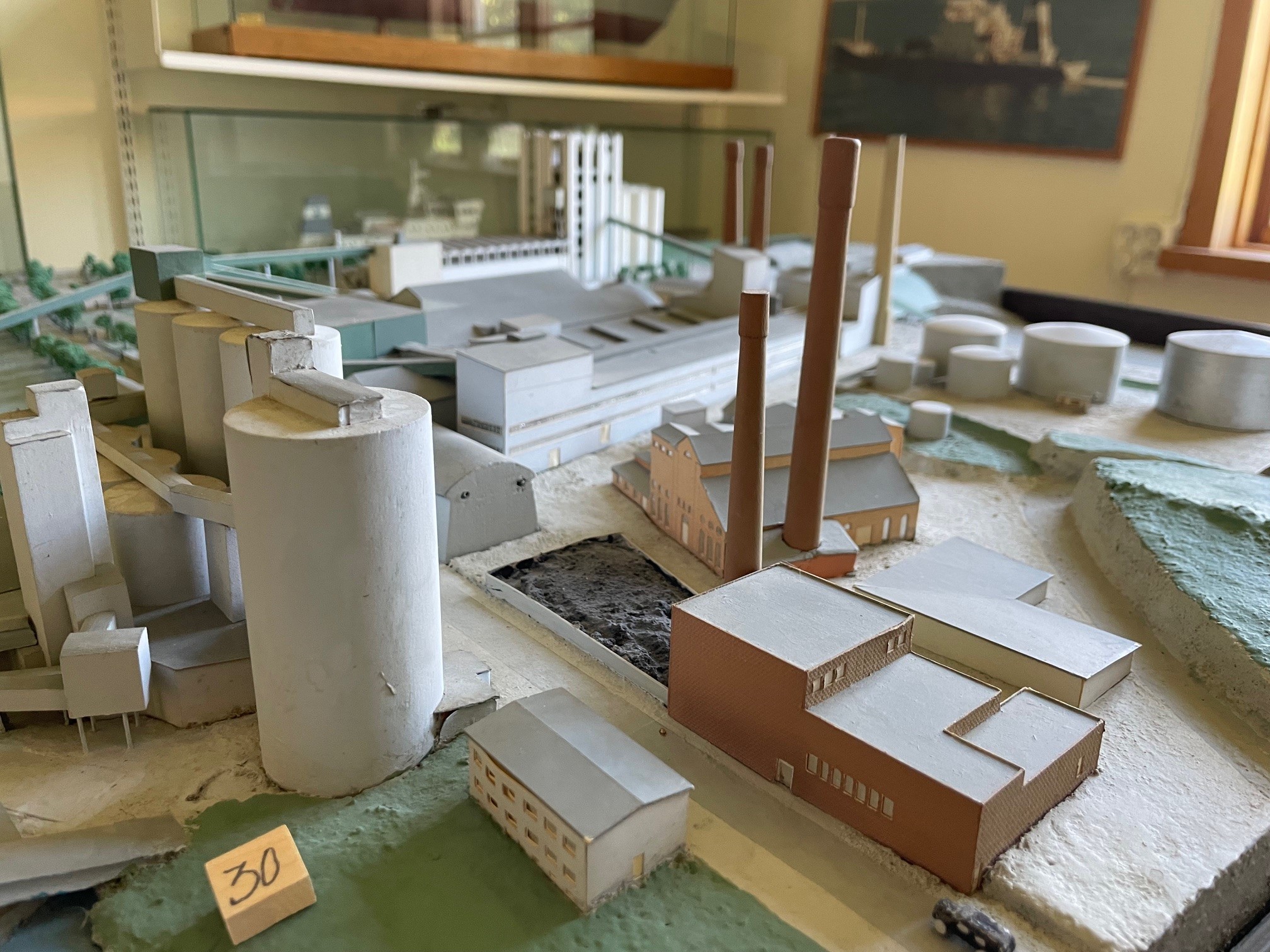 Bild från industrimuseet i Slite - modell över cementfabriken